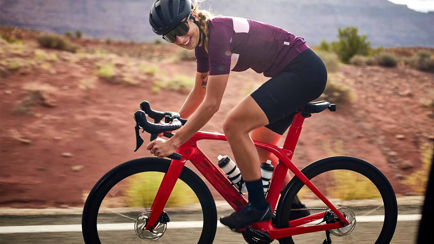 ロングライドを「頑張るもの」にしない。100km超を快適にするロード