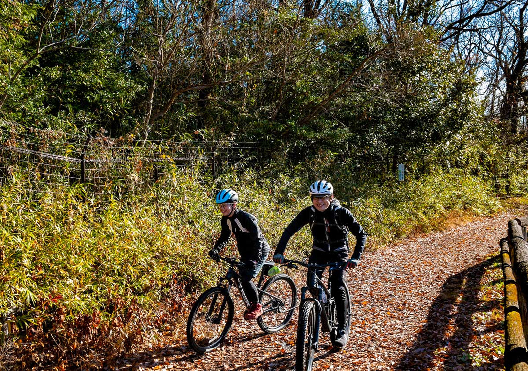 朝の狭山湖周回コースをマウテンバイクで走る様子