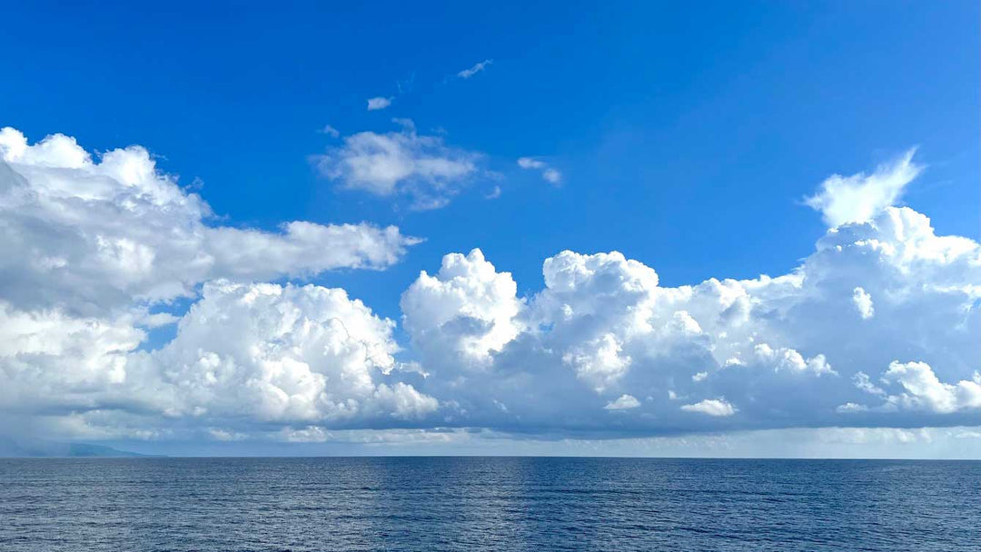 海上で雲を撮影
