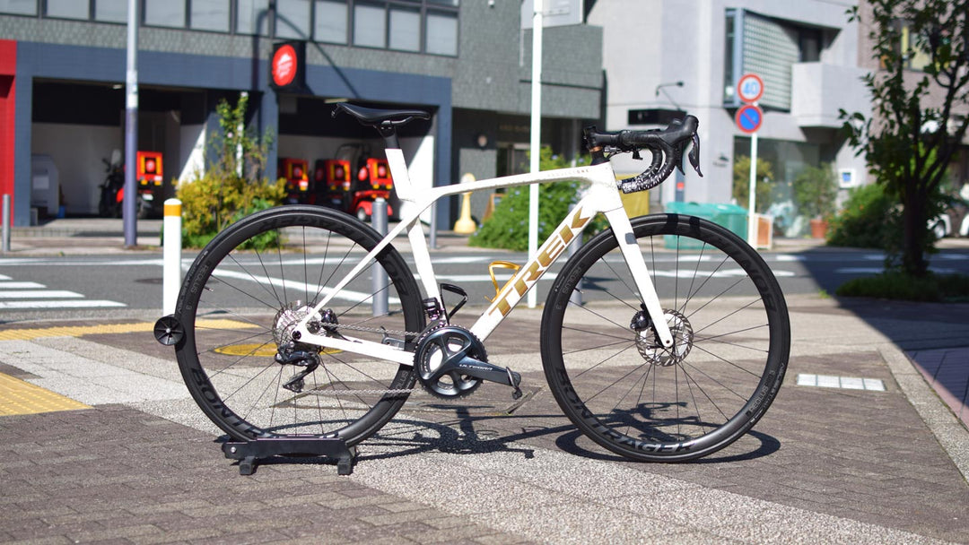 世界で一台のMadone SLR Gen8|Era White/Supernova Marble 仕上げ