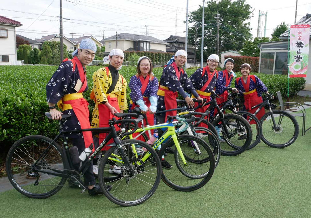 狭山市の宮野園のお茶畑前で自転車と集合写真