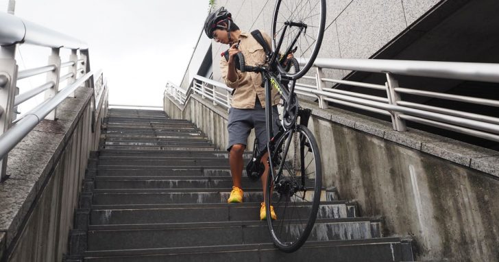 ロードバイクなどの自転車の担ぎ方と階段での持ち運び方法（上り下り方法）