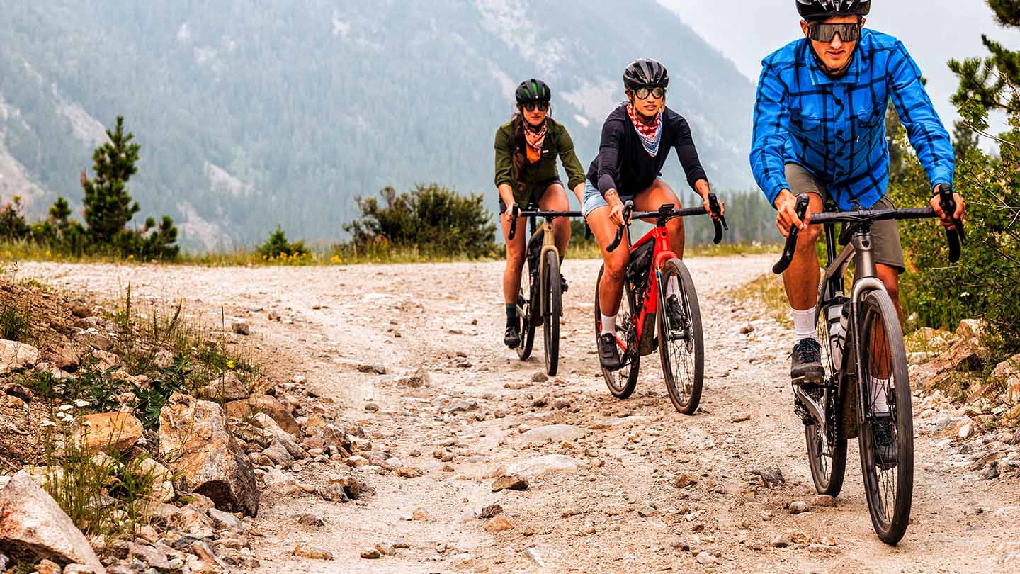 Trekバイクのグラベルロードバイクで荒れたグラベルを走っている様子