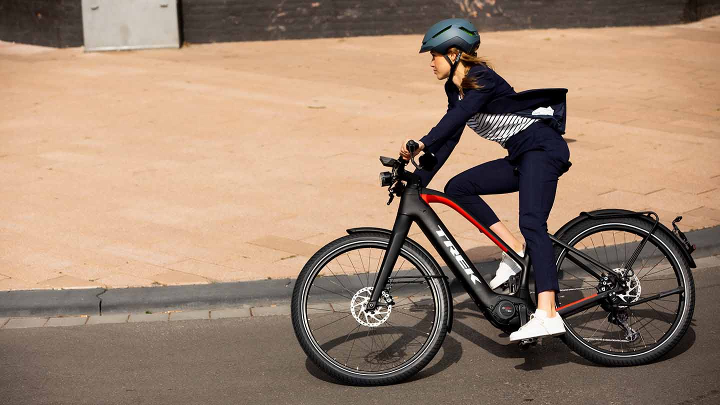 電動アシストクロスバイクでの自転車通勤の様子