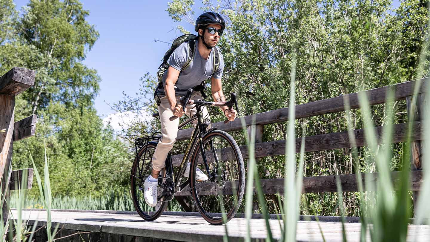 ロードバイクで自転車通勤をしているイメージ写真