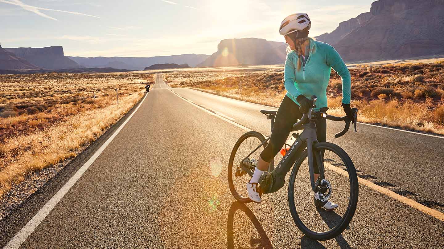 ロードバイクで長〜い道のりを走ってきたのを振り返る様子