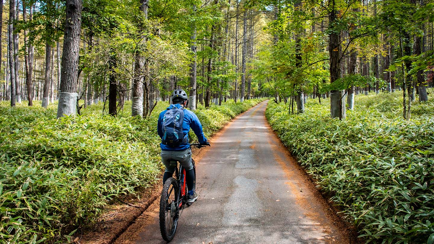 自転車用バックパックを背負ってサイクリングしている様子