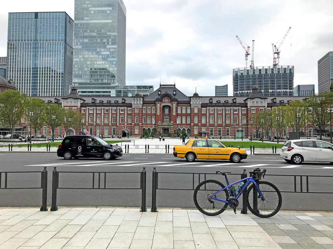 東京駅の前でロードバイクの記念写真
