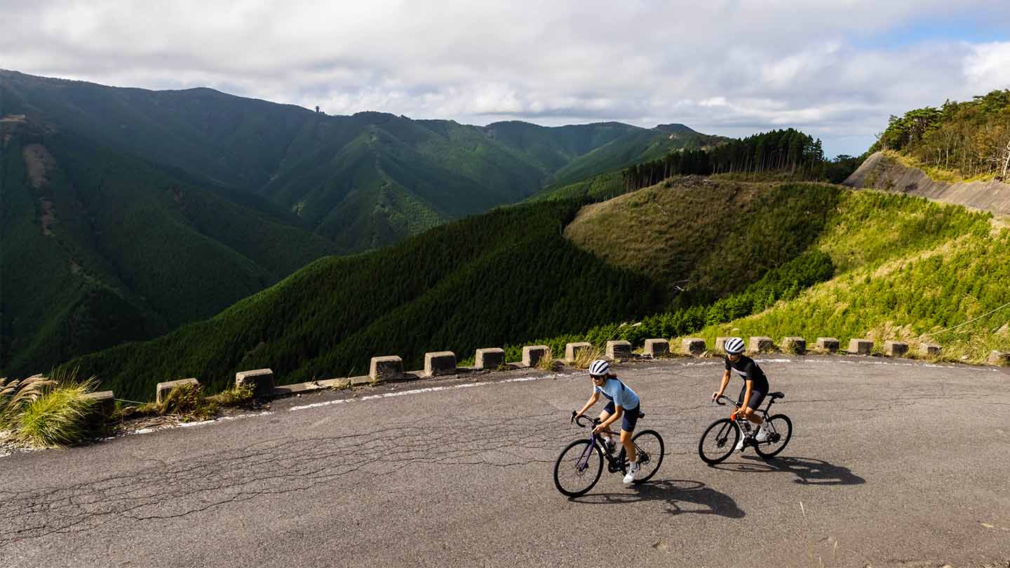 山岳地帯をロードバイクで走る様子