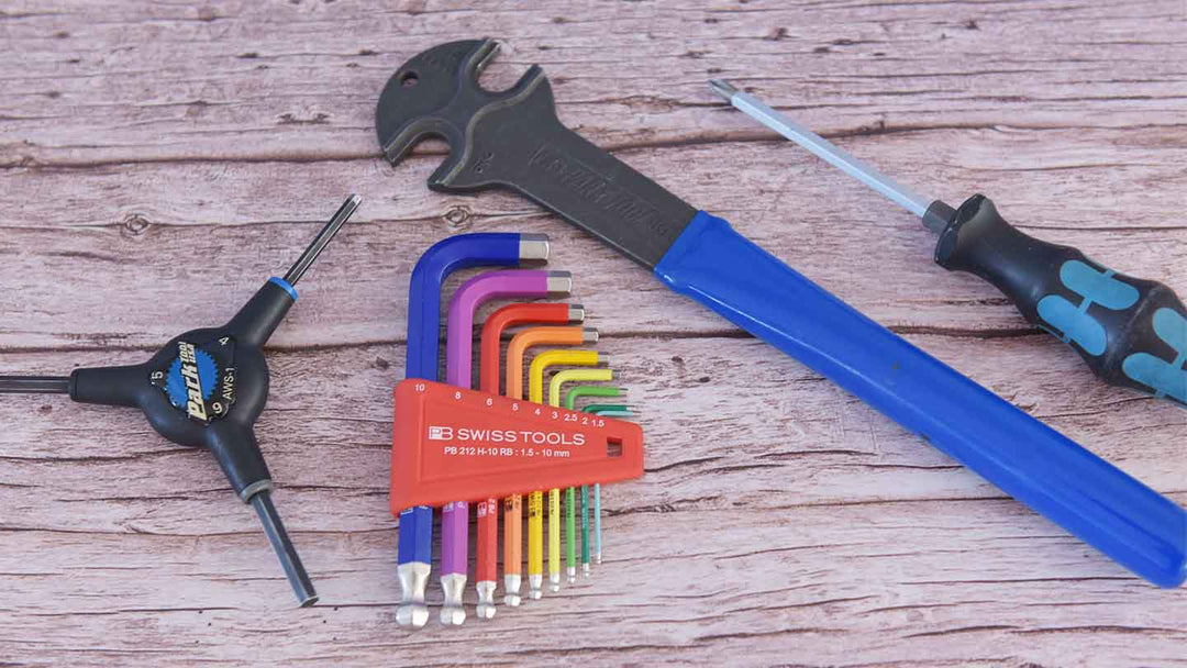 PBスイスのL字の六角レンチセットとパークツールのペダルレンチなど工具を並べた写真