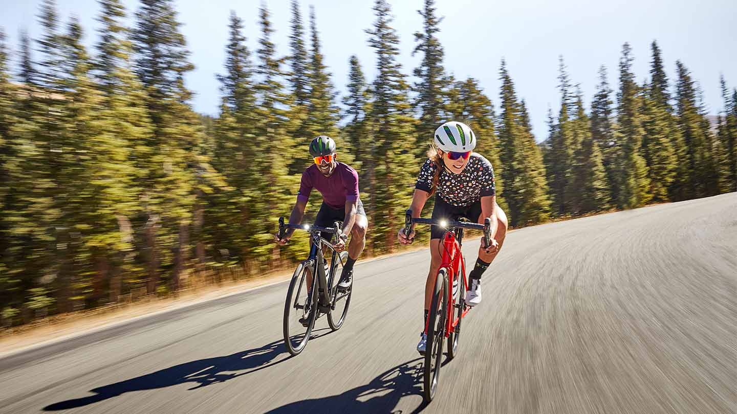 デイライトをつけてロードバイクで走るサイクリスト
