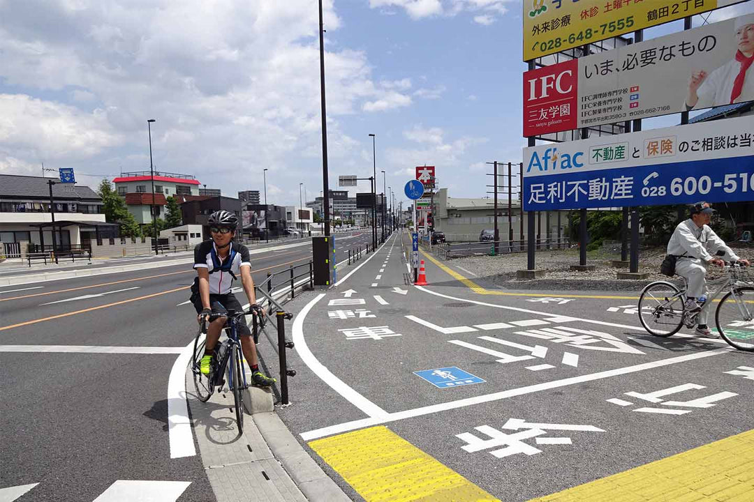 宇都宮市内の交差点で信号待ちをするロードバイクライダー