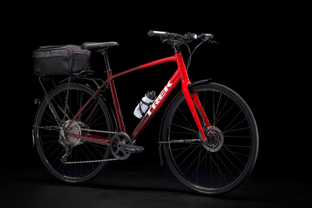 クロスバイクにフェンダーやキャリアなどを付けたFX3の車体の写真