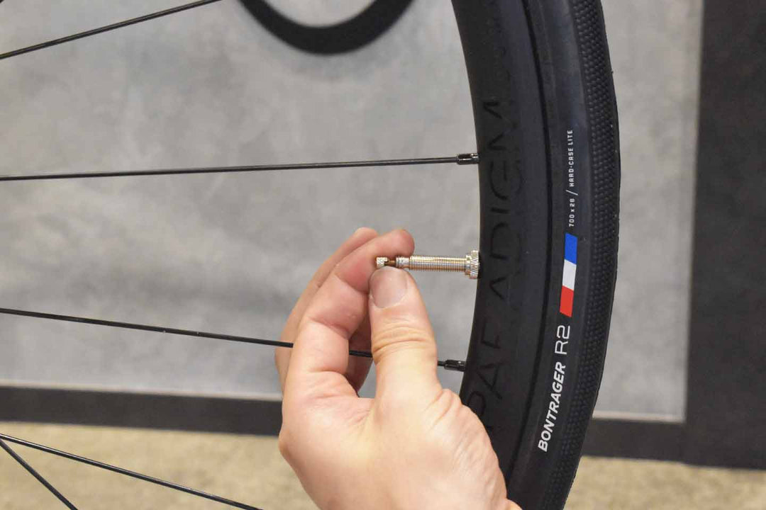 仏式バルブの先端を緩めている様子