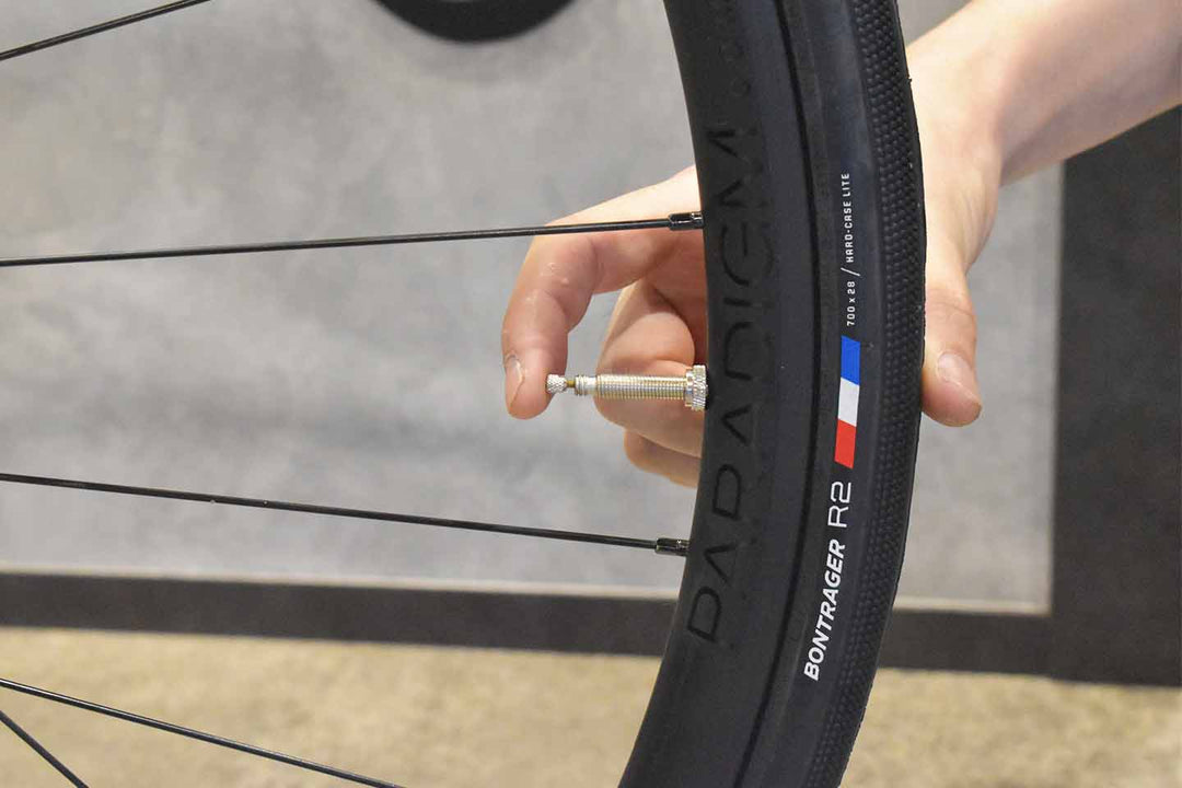 仏式バルブの先端を指で押す