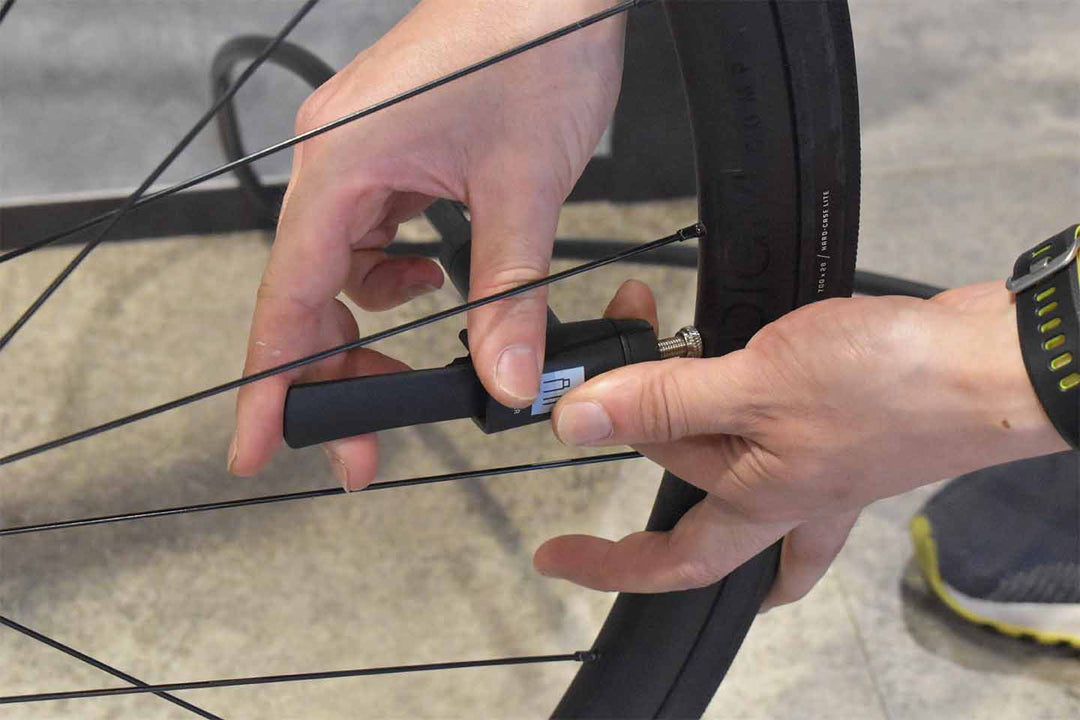 空気入れの固定レバーを持ち上げてセット完了