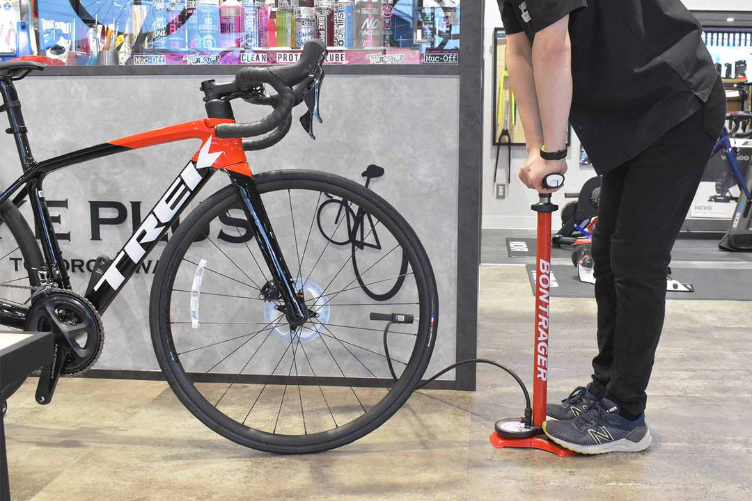 ハンドルを最後まで押し込んで空気を入れている様子