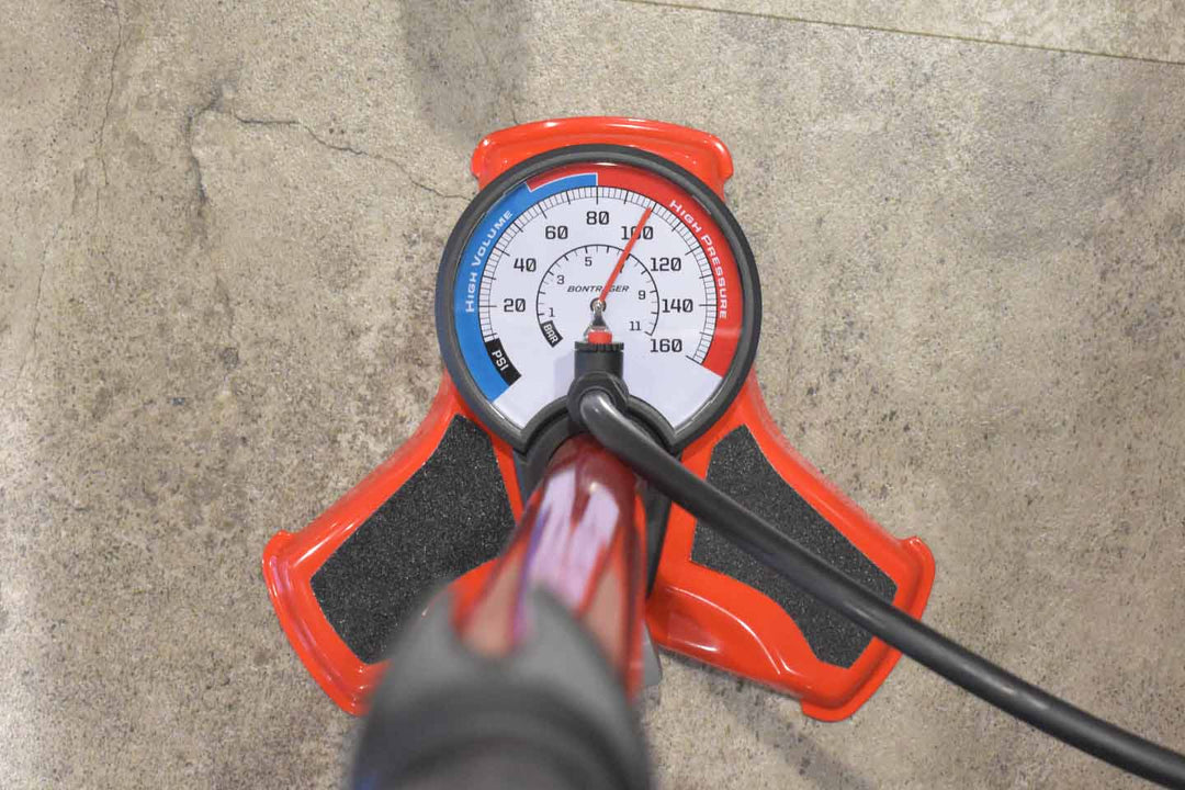 100PSIまで空気を入れたときの空気圧ゲージ