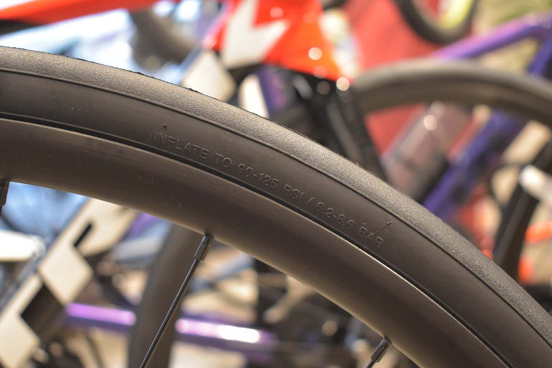 ボントレガーのR1タイヤの適正空気圧の表示部分の拡大写真