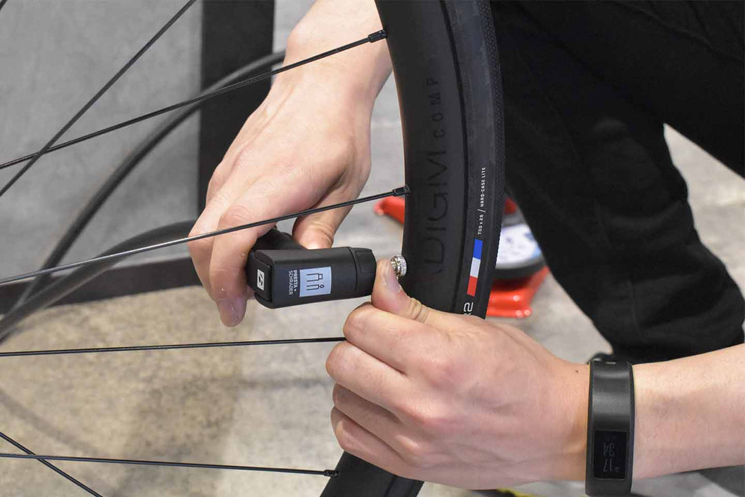 片手でポンプヘッドを持ち、もう片手で押し出すうようにして外している様子