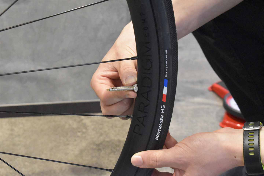 バルブの根本のナットを締め付けている