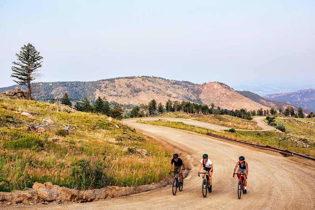 グラベルロードバイクでライドを楽しむ3人のサイクリスト