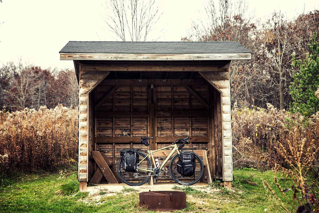 海外でバイクパッキングをして小屋で小休憩な写真