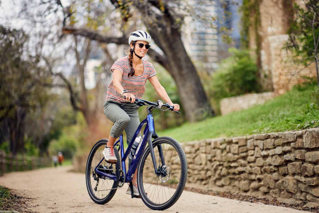 クロスバイクでポタリングをしている海外の女性