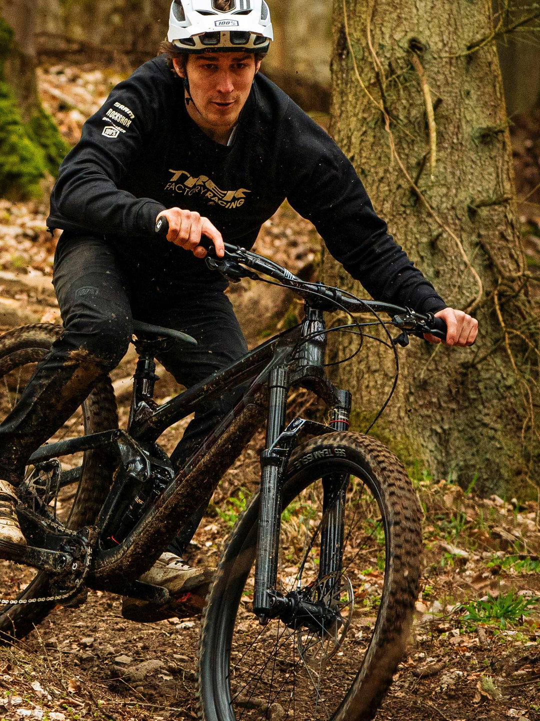 幅が広めで少しアップライトになっているハンドルを装備したマウンテンバイクに乗る選手の様子