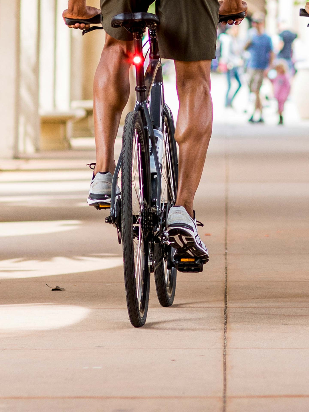 走行しているクロスバイクを後方から撮影した写真