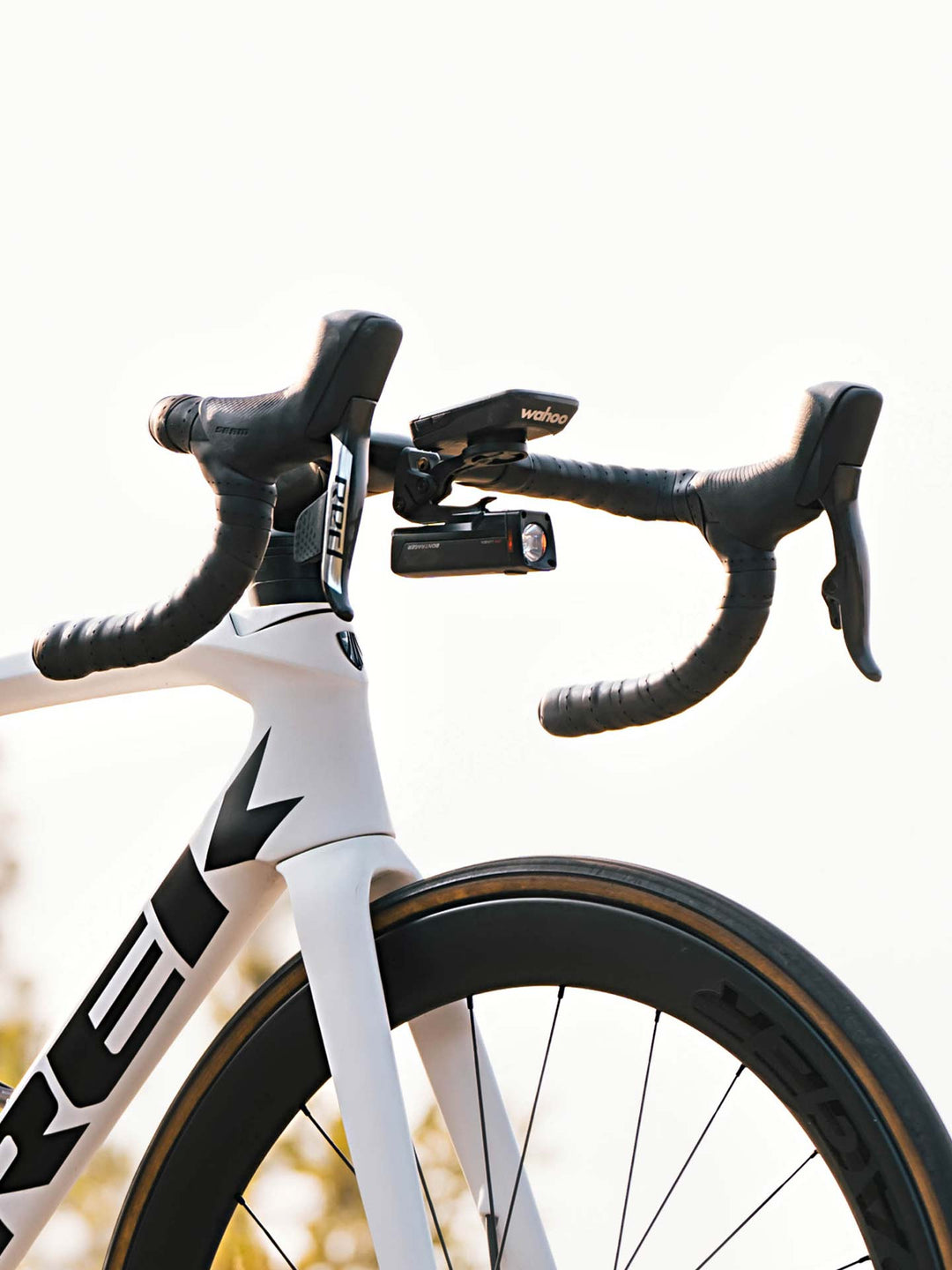 ロードバイクに搭載されているドロップハンドルの形状がよくわかる写真1