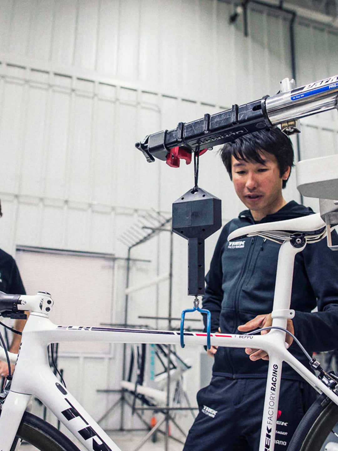 ロードバイクの重量を計測中、表示された車体の軽さに驚く様子