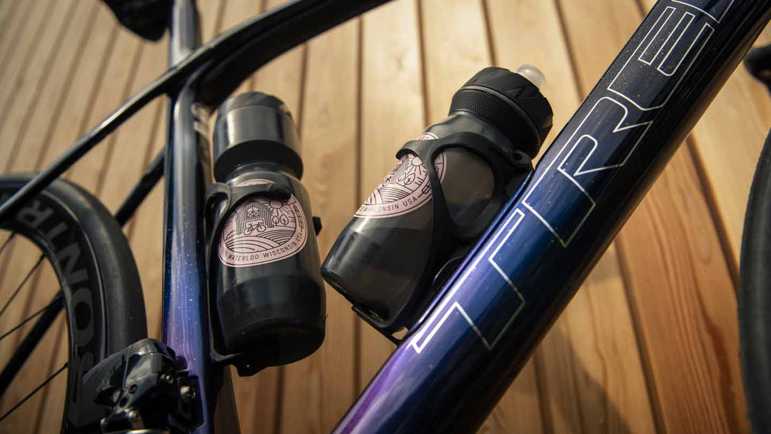 自転車に取り付けられた2つのボトルケージとボトルの写真