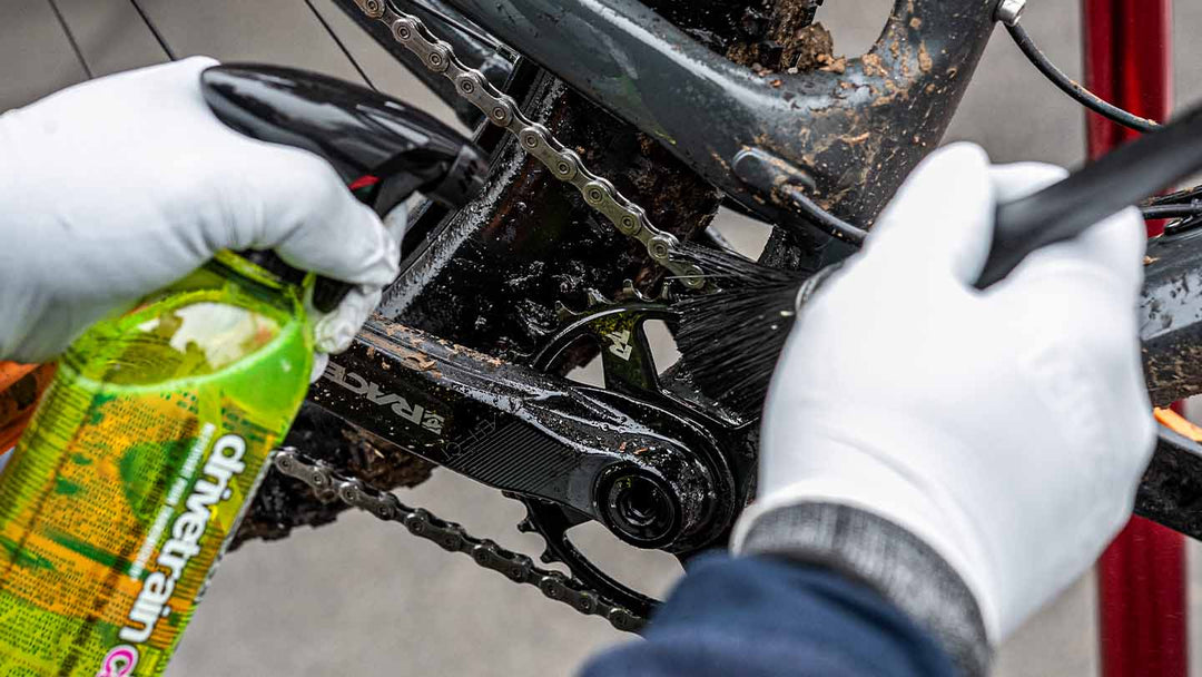 ドライブトレインを専用クリーナーとブラシで洗浄している様子