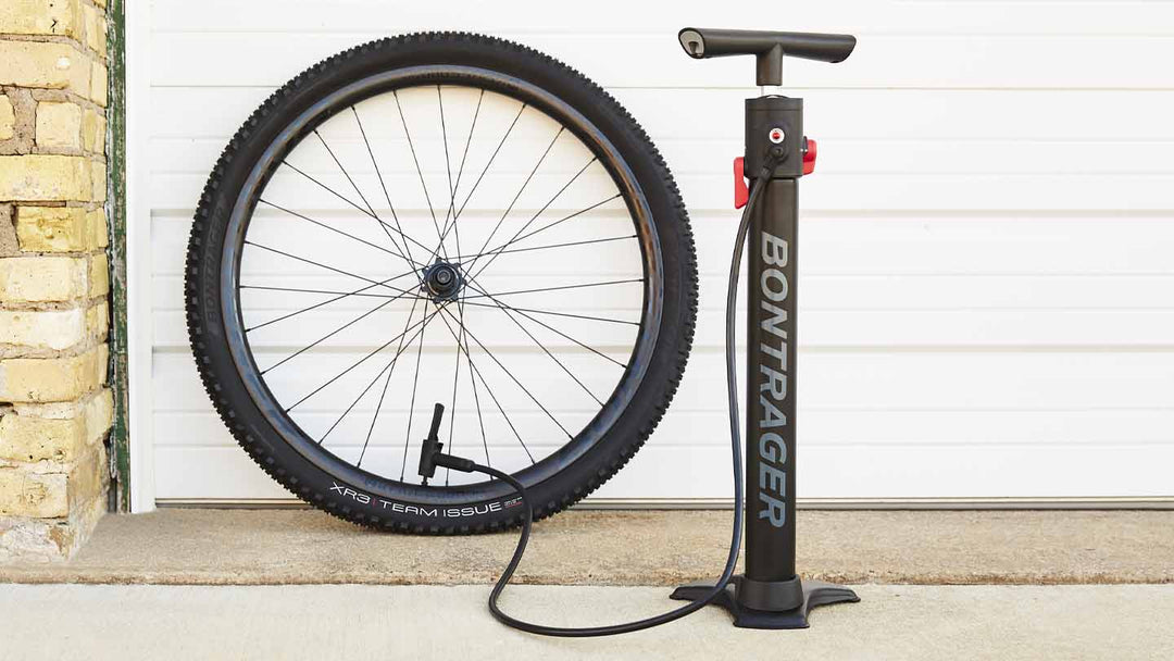 チューブレス系タイヤの装着と空気の補填に適したフロアポンプの写真