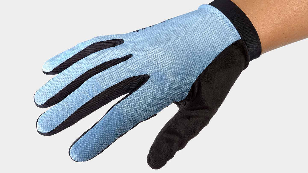 水色のグローブをしている写真