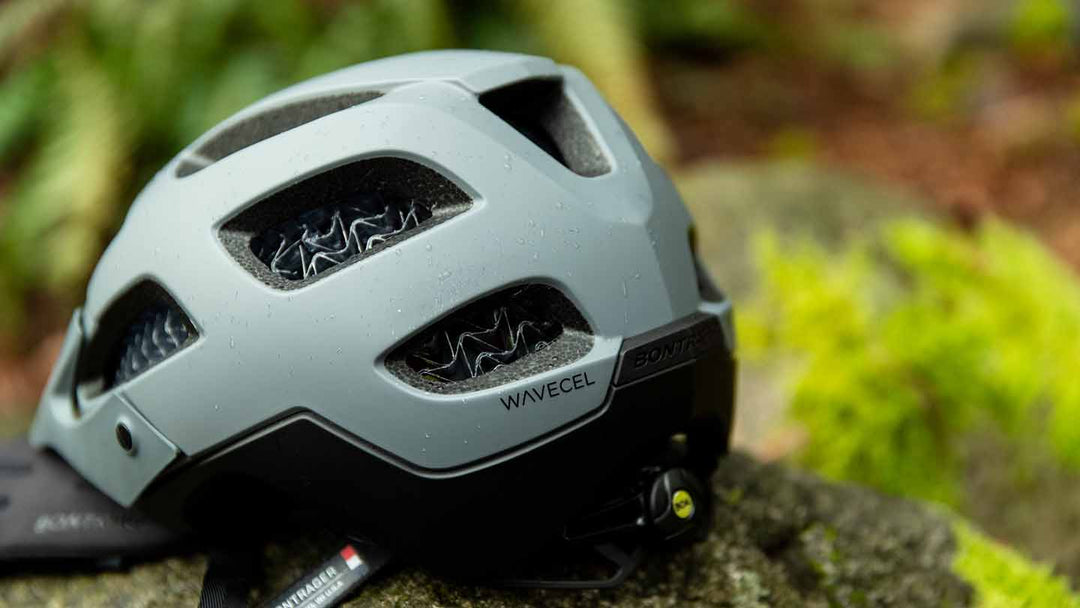 グレーのマウンテンバイク用ヘルメットの写真