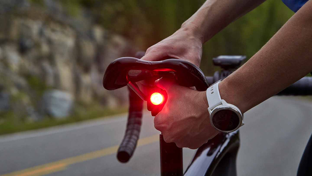 ロードバイクのサドル後方につけたテールライトを点灯させている写真