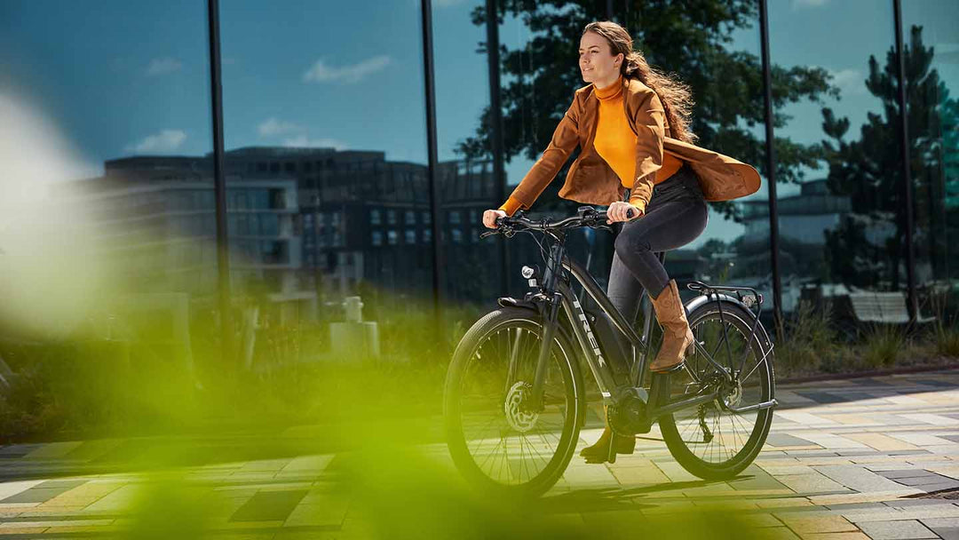 楽な乗車姿勢のクロスバイクに乗る女性の写真
