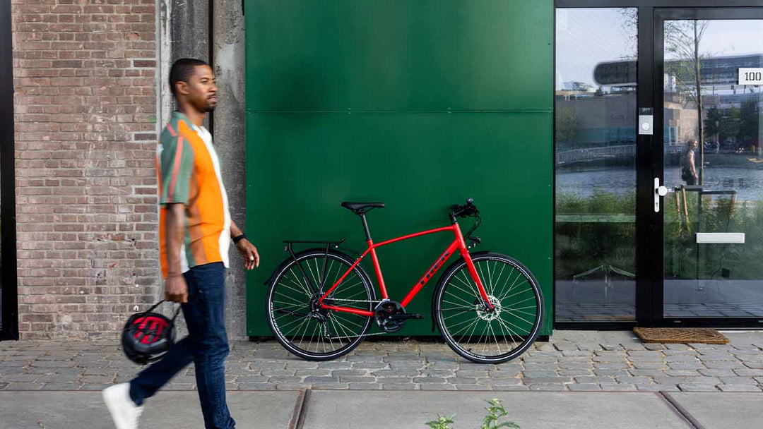 緑の壁に立てかけてある赤いクロスバイク、コントラストが綺麗な写真
