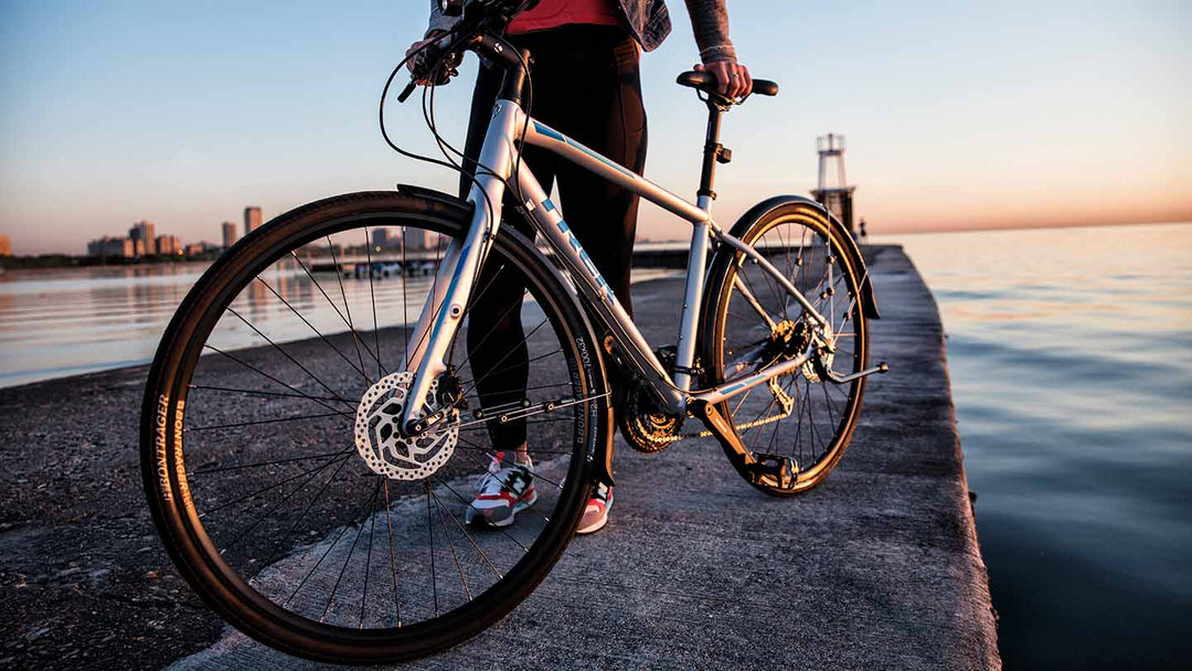 夕暮れの防波堤で撮影した油圧ディスクブレーキ搭載クロスバイクの写真