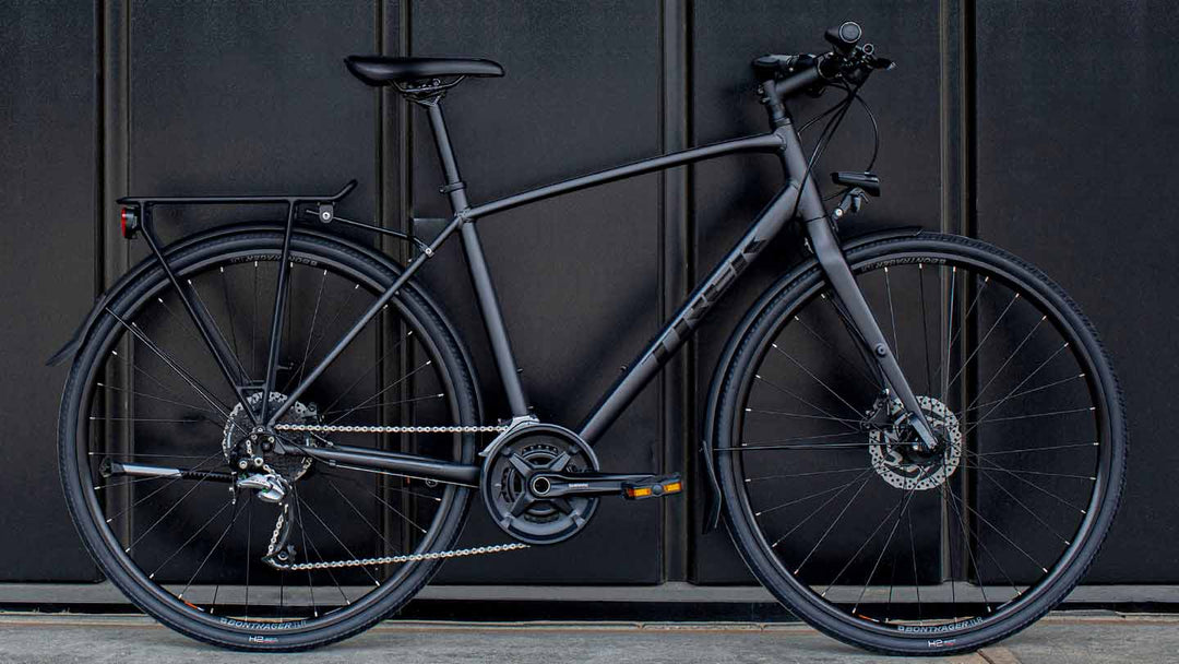 マットブラックのクロスバイクを真横から撮影した写真