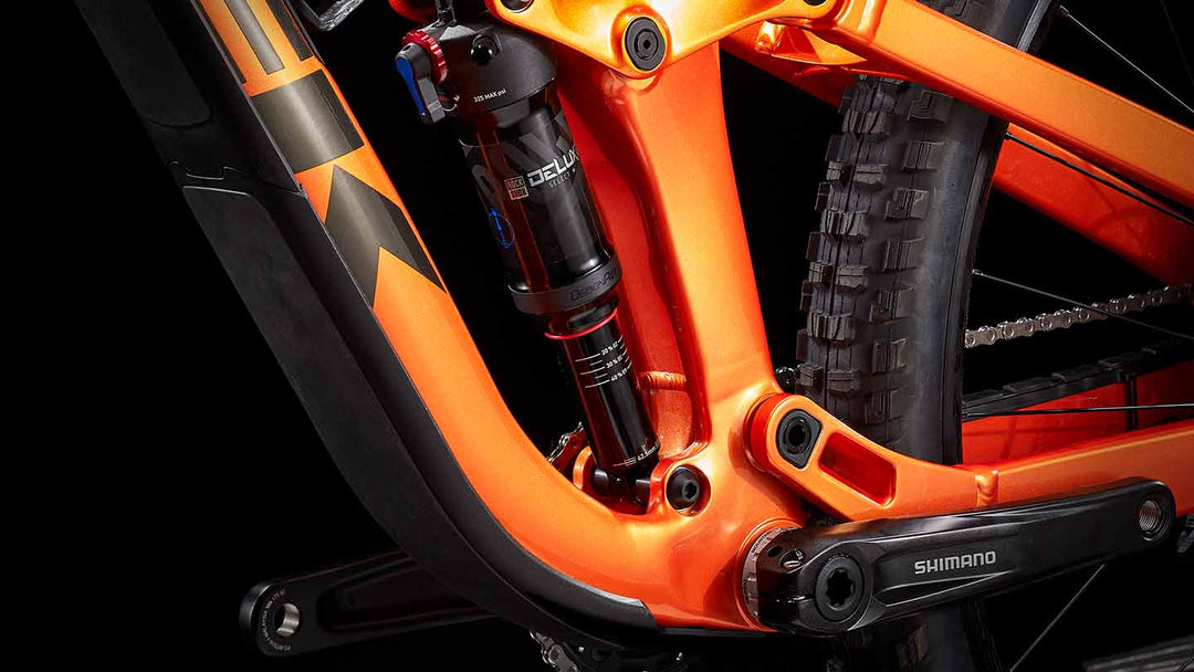 エンデューロ系のフルサスマウンテンバイクのリアショック部分の写真