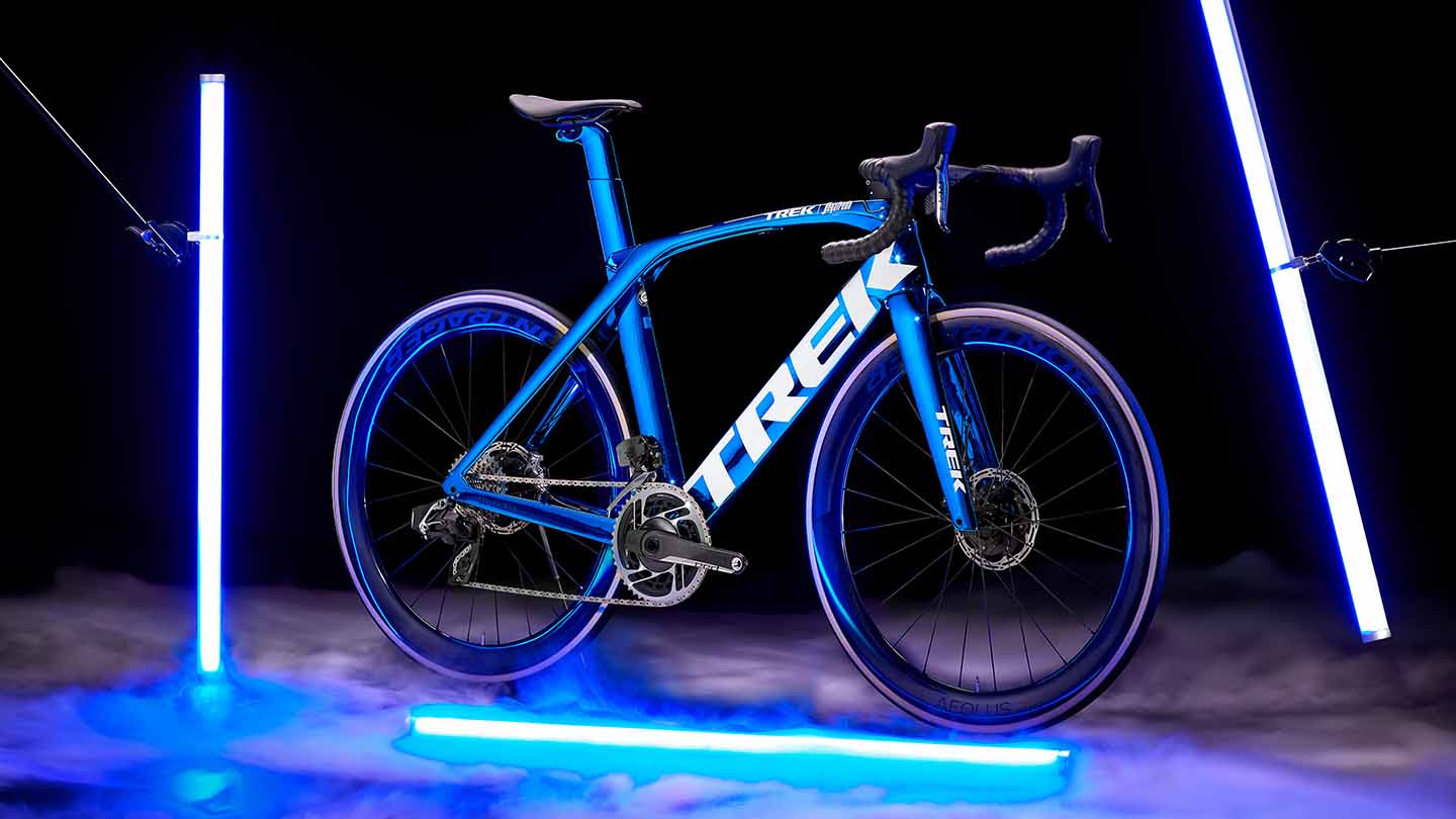 メタリックなブルーが輝きを放つロードバイクのイメージ写真