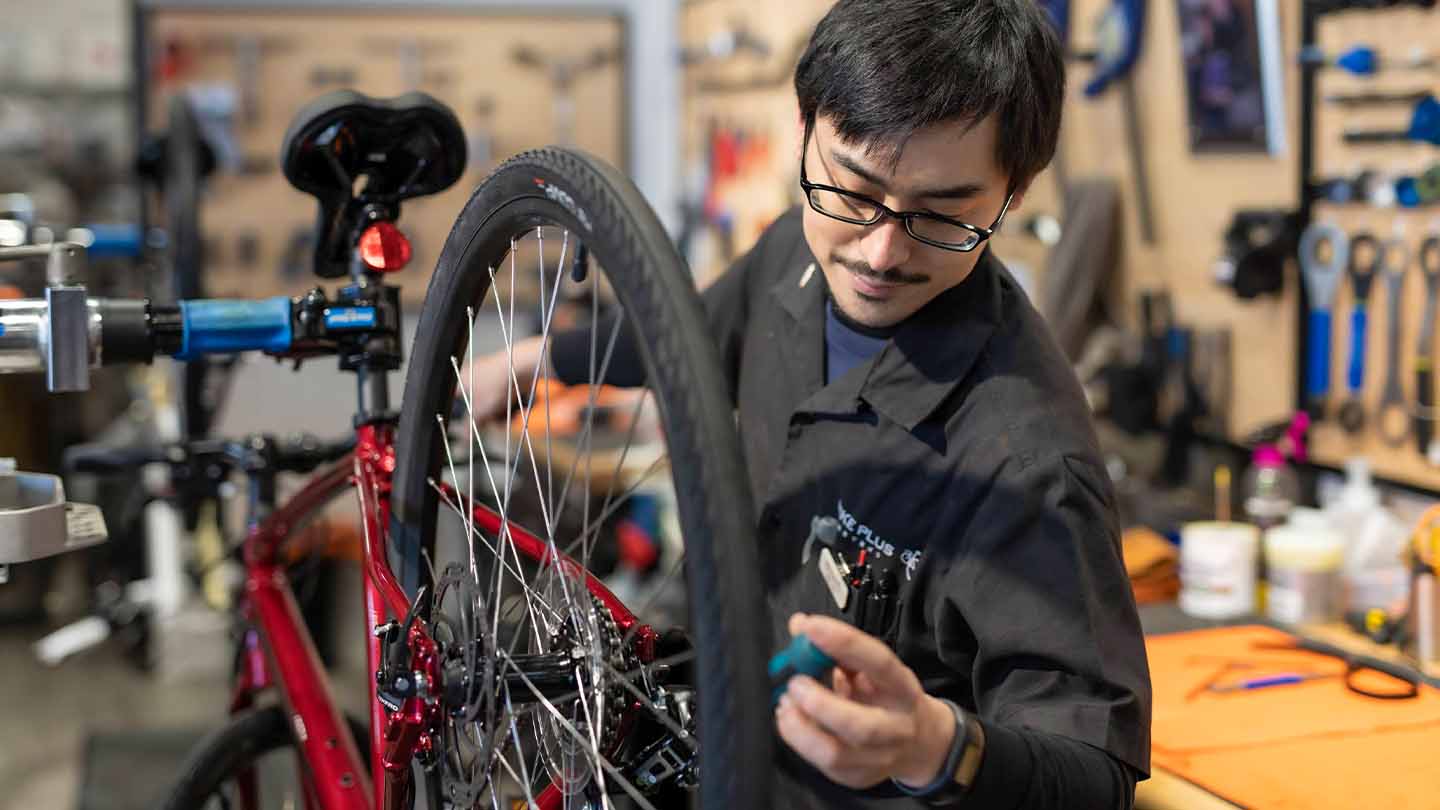 リアディレイラーの調整をするメカニックの写真