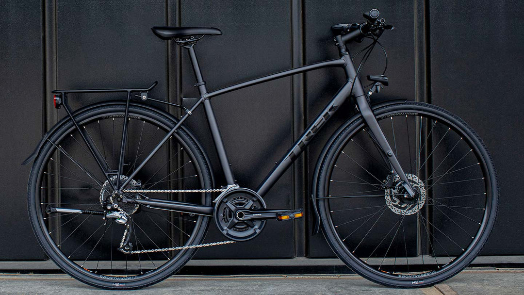 マットブラックのかっこいいクロスバイクの写真