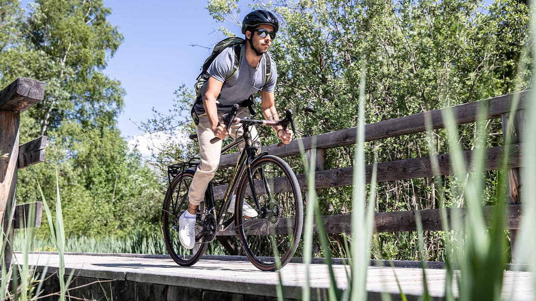 ロードバイクで通勤しているイメージ写真