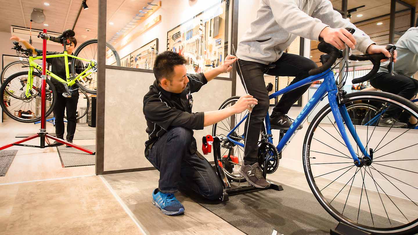 ロードバイクのサドルの高さを決めるために膝関節の角度を計測している様子。