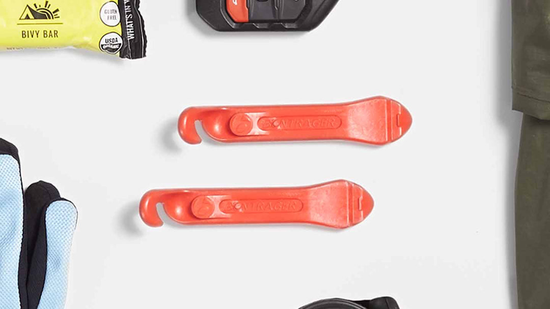 2本の赤いタイヤレバーの写真