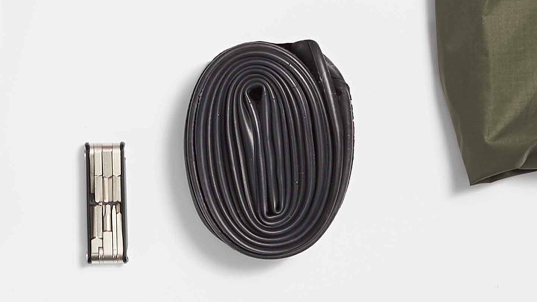 畳んで丸めてコンパクトにしてあるスペアの自転車用チューブの写真